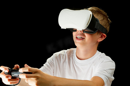 戴着 VR 护目镜的年轻人。 