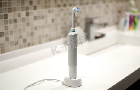 可充电电动牙刷，特写。