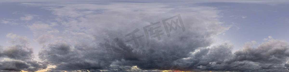 阴雨天的阴天全景，雨层云以无缝球形等距矩形格式。