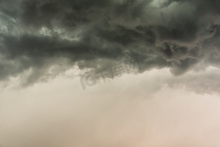 天气阴沉摄影照片_雷雨来临前，阴沉的云层笼罩了天空