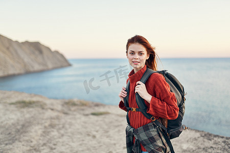 快乐的女人旅游风景山度假新鲜空气