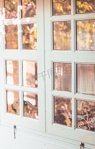 白色复古简单透明玻璃窗与白色木框元素顺序建筑。