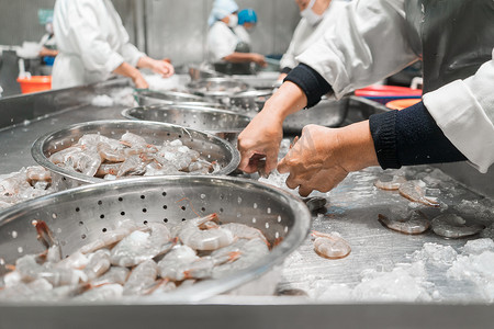 拉丁美洲工人在工业食品厂检查冷冻养殖虾