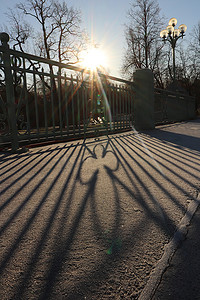 公园桥路与护栏太阳灯阴影。