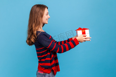 女人送礼物盒，用节日问候亲密的人，表达积极的情绪。