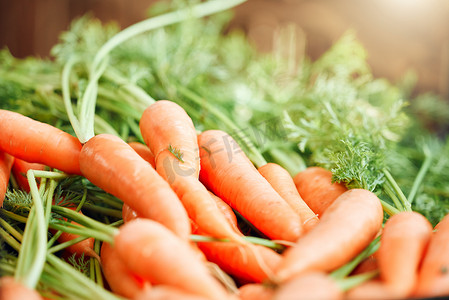 自然农民摄影照片_农贸市场上来自自然、农业和可持续花园的胡萝卜、健康食品和蔬菜的背景。