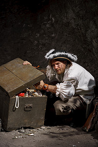 海盗船的海贼船长在洞穴里装备着宝箱。