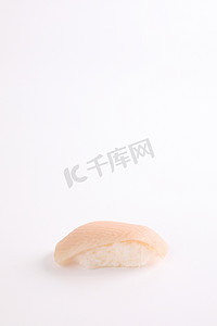 黄狮鱼摄影照片_Hamachi 寿司，白色背景中突显的日本食品黄尾鱼寿司