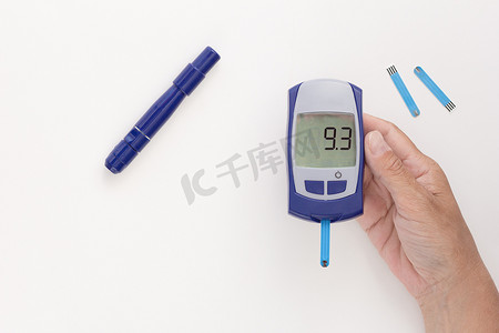 手持血糖仪，显示每升血糖指数为 9.3 毫摩尔