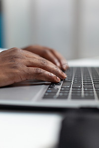 非洲裔美国治疗师在笔记本电脑上手打医疗的特写