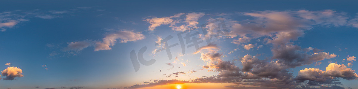 天国摄影照片_深蓝色日落天空全景与粉红色积云。