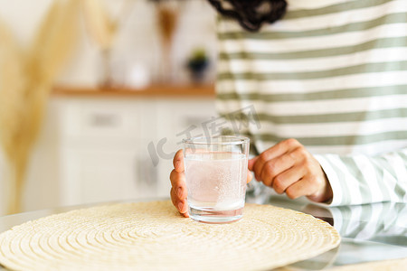 将 fizz 药物溶解在一杯水中。