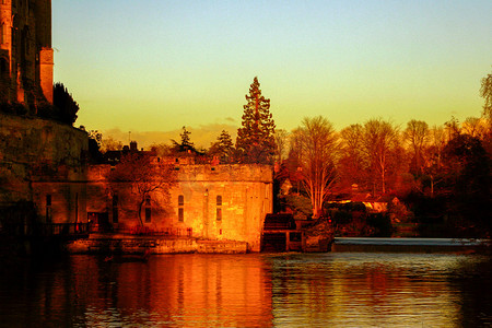 背景英语摄影照片_金秋光中古欧洲中世纪建筑城堡，秋季蓝天背景