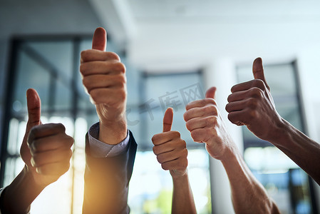 多元化的成功商人群体对满意度和出色的工作表示认可和竖起大拇指。