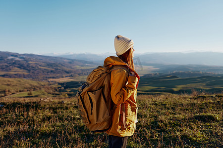 欣赏风景山自然生活方式的女性旅行者