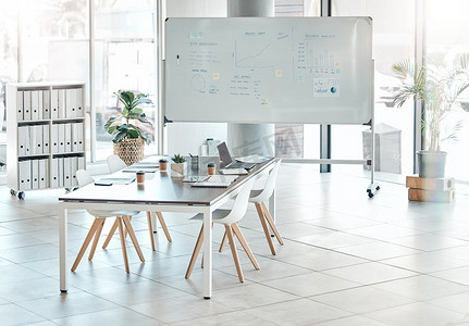 董事会议室、会议室或空会议室，配有现代创意办公空间的白板、椅子和桌子内部。