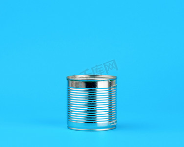 营业执照摄影照片_蓝色背景下用于食品保存的硬铁罐