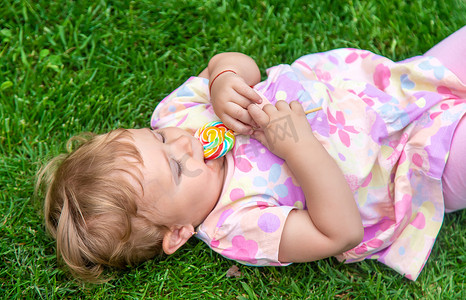 宝宝在公园里吃棒棒糖。