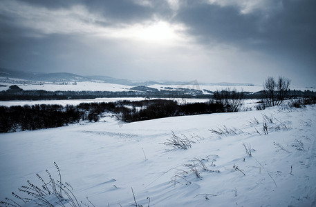 阴沉的冬季景观与雪