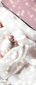 小复古小装饰摄影照片_圣诞魔法节日背景、节日小玩意、腮红粉色复古礼盒和金色亮片作为奢侈品牌设计的冬季礼物