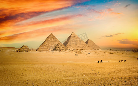 沙漠摄影照片_沙漠中的埃及金字塔