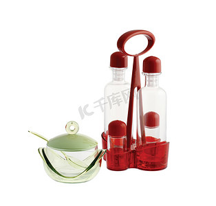 厨房工具：白色背景中隔离的油和醋调味瓶