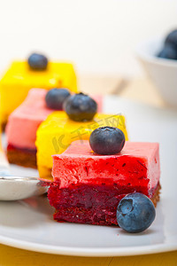 草莓芒果慕斯甜点蛋糕