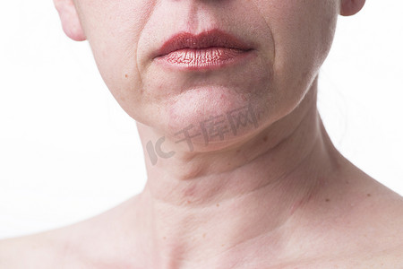 成熟女性的嘴唇皱起。40 岁后皮肤老化的迹象