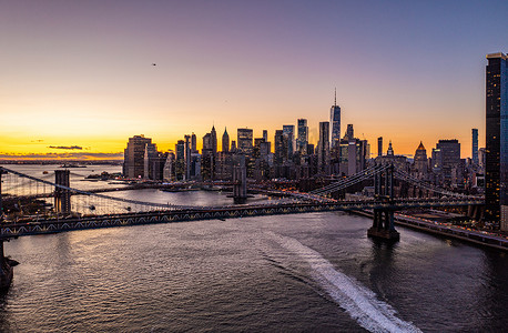 曼哈顿大桥的鸟瞰全景，横跨东河的重要通道。