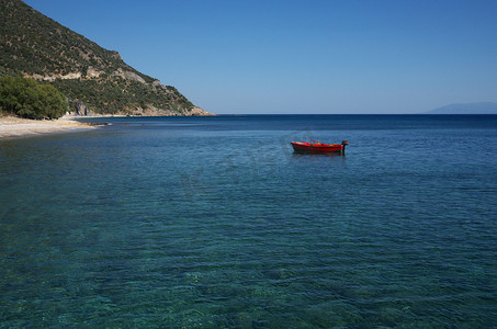 停泊在希腊海岸线附近的小红船