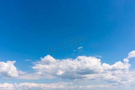 清澈湛蓝的天空中低低漂浮着白云。