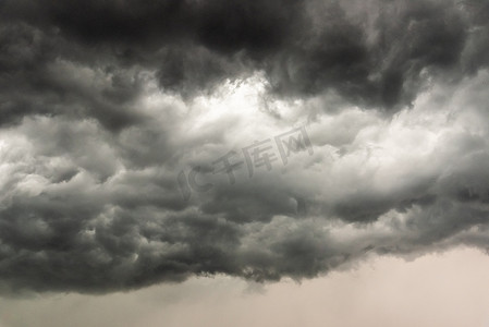 天气阴沉摄影照片_雷雨来临前，阴沉的云层笼罩了天空