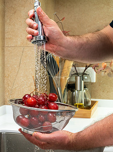 一名男子在强力喷水下清洗鲜食葡萄