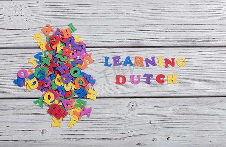 白色木板上用彩色字母制成的荷兰语彩色单词