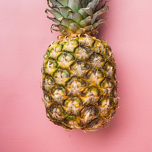 夏威夷菠萝，粉红色质感的夏季背景，顶视图平躺