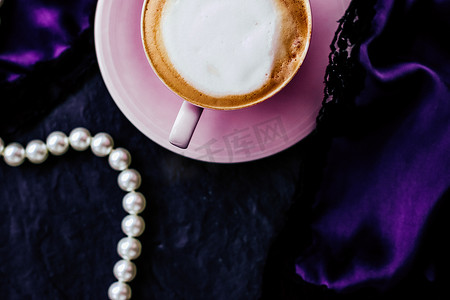 珠宝背景摄影照片_一杯卡布奇诺早餐，配有缎子和珍珠珠宝背景，巴黎咖啡馆的有机咖啡和无乳糖牛奶，适合豪华复古度假品牌