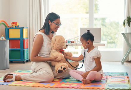 幼儿园、教育和听诊器，教师和女孩与泰迪熊一起玩医生游戏，以促进发展、学习和护理。