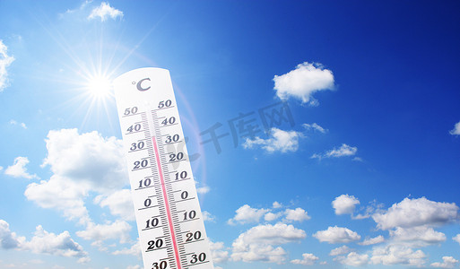有显示极端高温的摄氏标度的温度计。