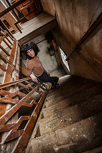 废弃楼梯摄影照片_废弃 House 20 楼梯上的黑发女孩肖像