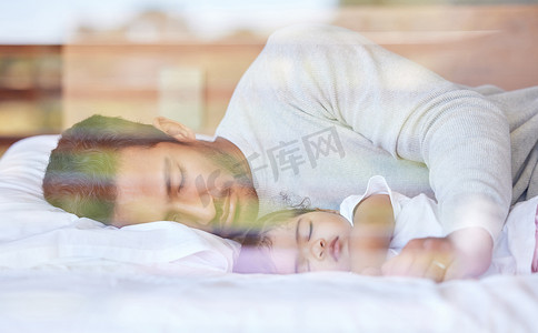 父亲女儿床婴儿睡觉做梦