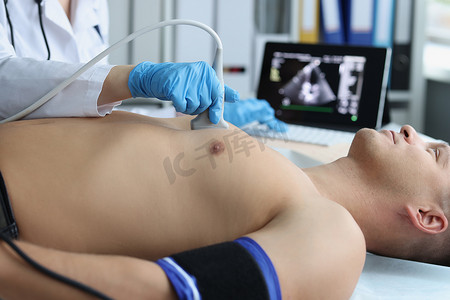 肋骨摄影照片_医生做胸腔超声检查，心脏病专家检查患者心脏