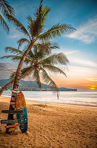 泰国普吉府巴东海滩的日落景观