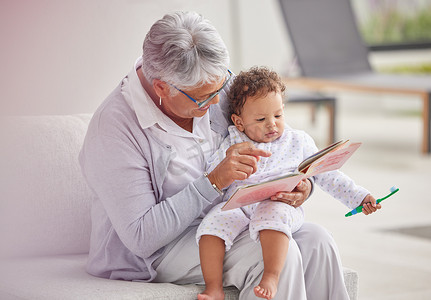 早上，家人、奶奶和宝宝一起读书和阅读，在沙发上放松，讲故事、学习和快乐。