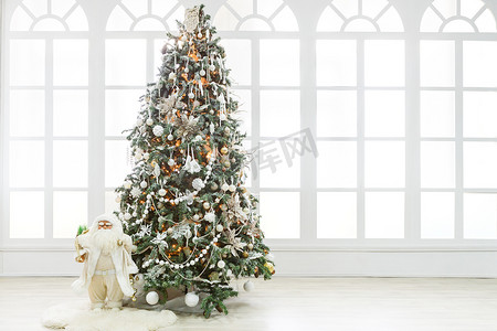 美丽的圣诞树在闪亮的灯光下装饰