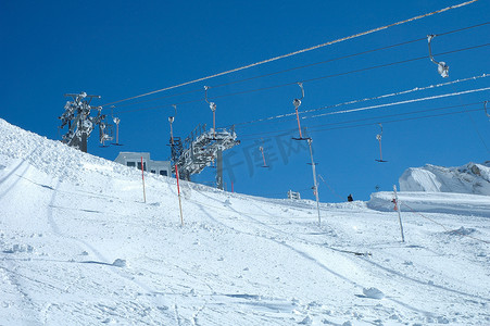 Hintertux 冰川上的滑雪缆车