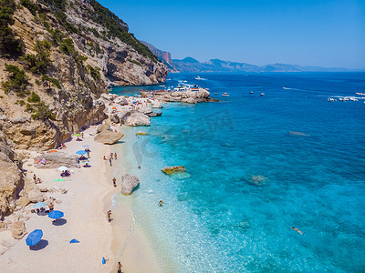 Golfo di Orosei Sardina，从上面看，令人惊叹的鸟瞰海滩充满了遮阳伞，人们在碧绿的海水中晒日光浴和游泳。 