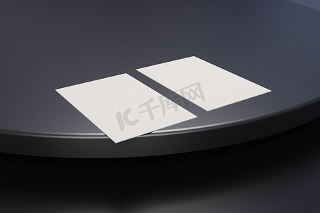 黑白名片纸样机模板，带有空白空间封面，用于在黑色铬地板背景上插入公司徽标或个人身份。