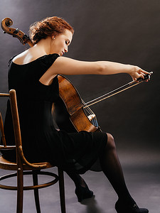 大提琴摄影照片_大提琴演奏家享受她的音乐
