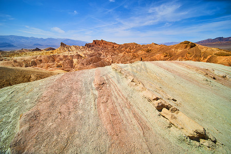 死亡谷山区彩色岩石和沉积物的波浪