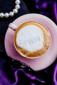 一杯卡布奇诺早餐，配有缎子和珍珠珠宝背景，巴黎咖啡馆的有机咖啡和无乳糖牛奶，适合豪华复古度假品牌